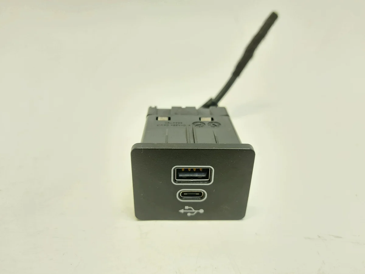 Ford Ranger USB-liitäntä NX7T-14F014-AD