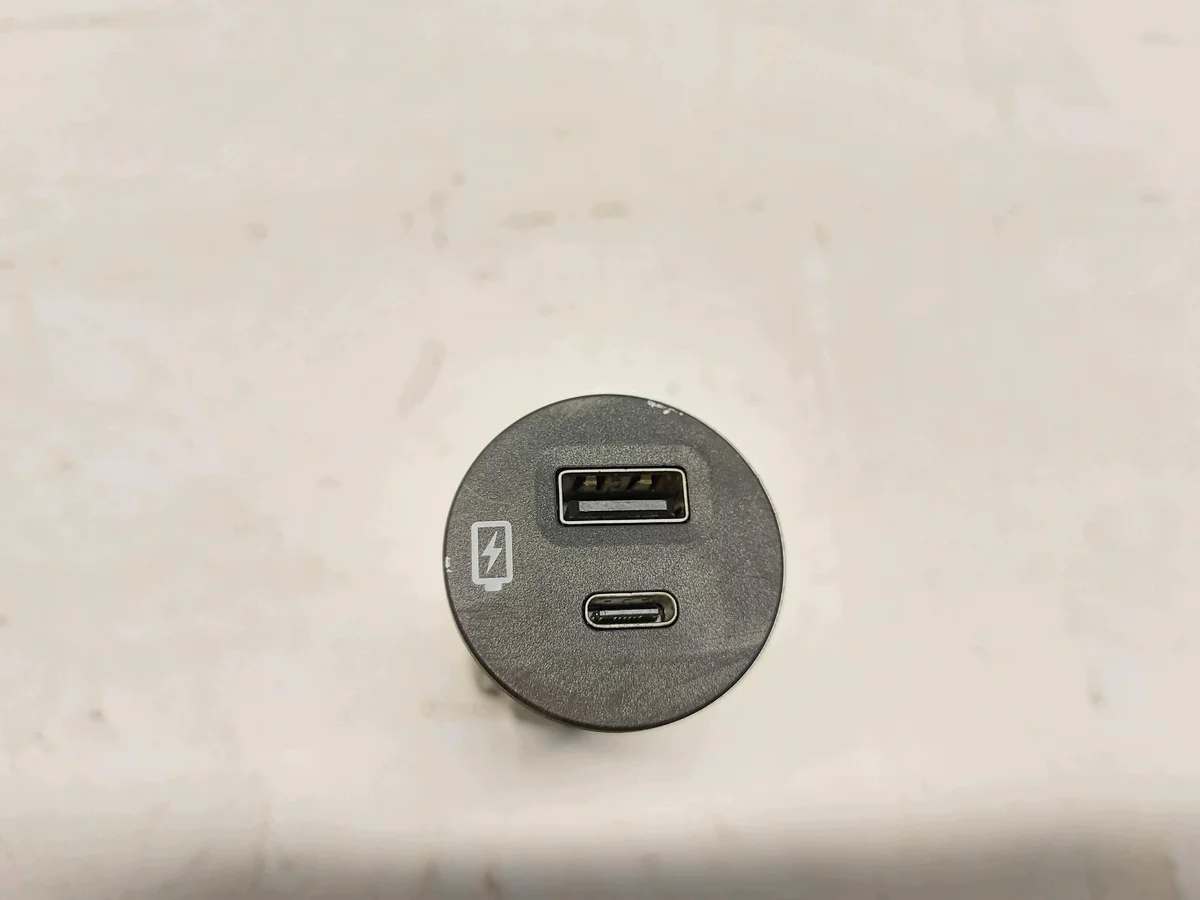 Ford Ranger USB-portti N1WT-19J211-AC