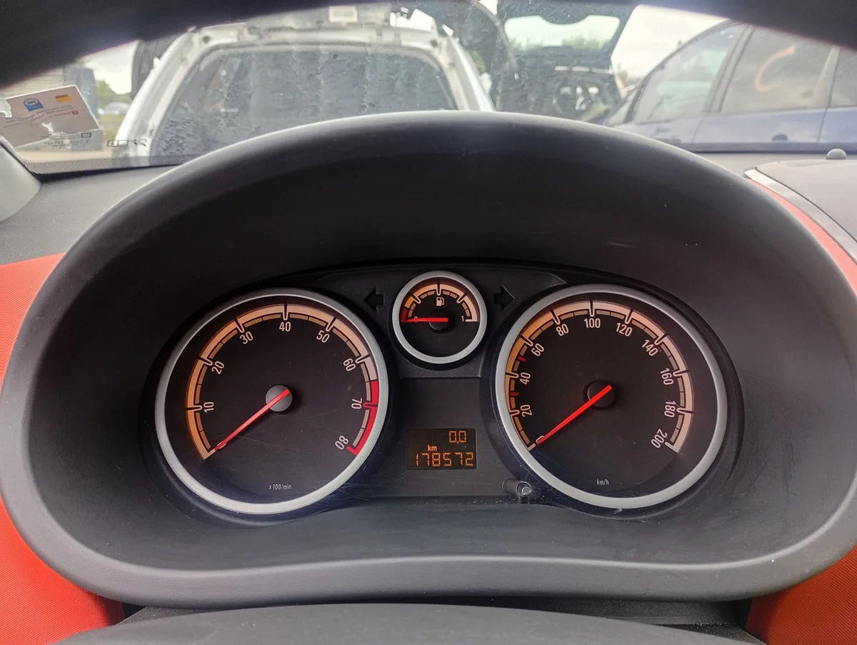 Opel Corsa D mittaristo 1.0 06-10