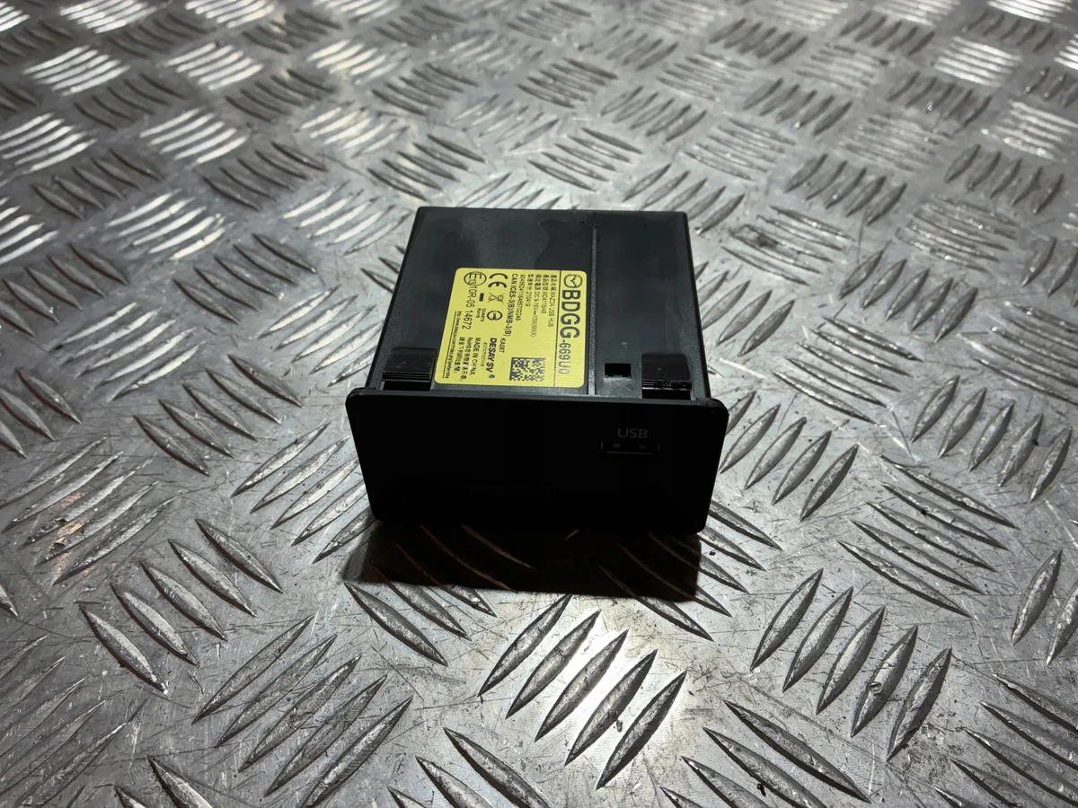 Puerto USB Mazda CX-30 DM BDGG669U0
