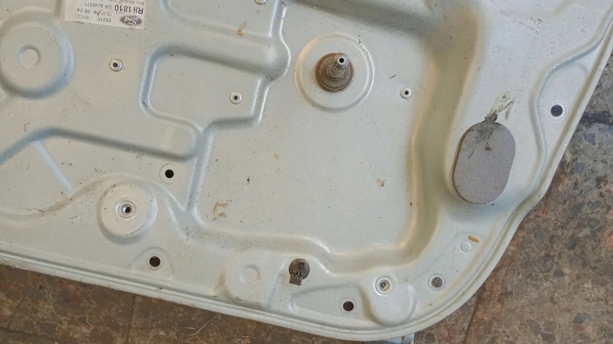 2003 Ford Focus C-MAX Manual Window Regulator Rear image 3