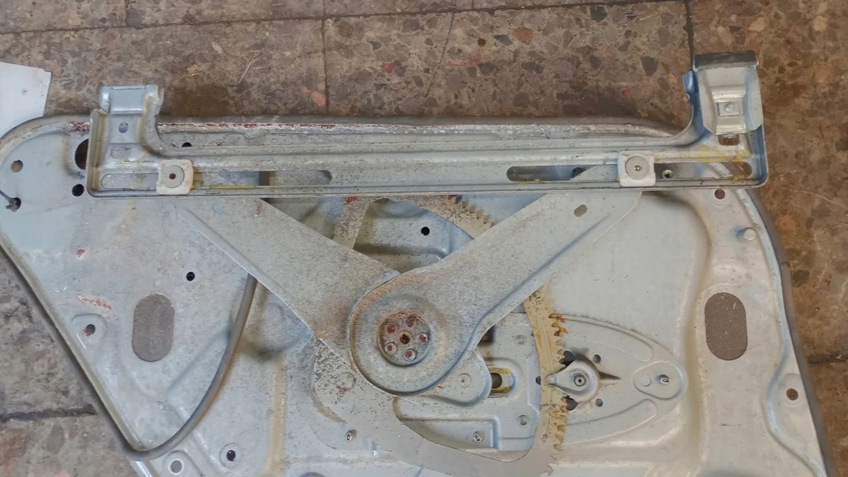 2003 Ford Focus C-MAX Manual Window Regulator Rear image 7