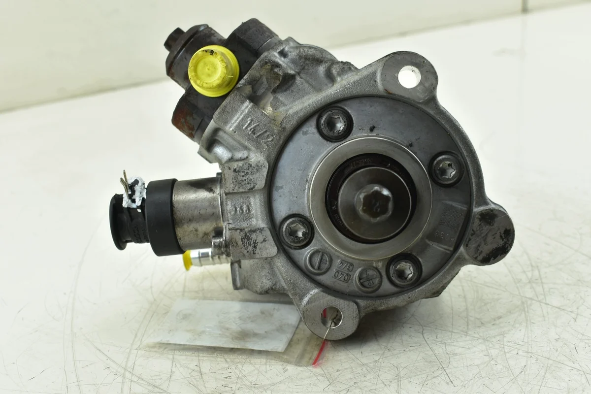 Polttoainepumppu BMW E60 E87 E90 E91 X3 E83 F10 2.0D