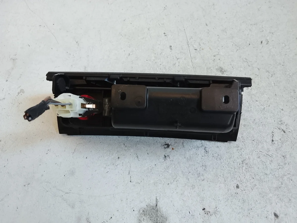 VW Passat B6 Center Console Ashtray 12V Socket image 3