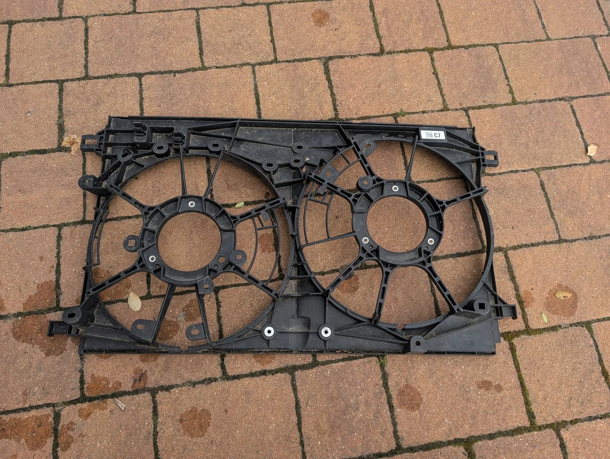 Toyota Corolla E21 Lüftergehäuse Kühler gebraucht