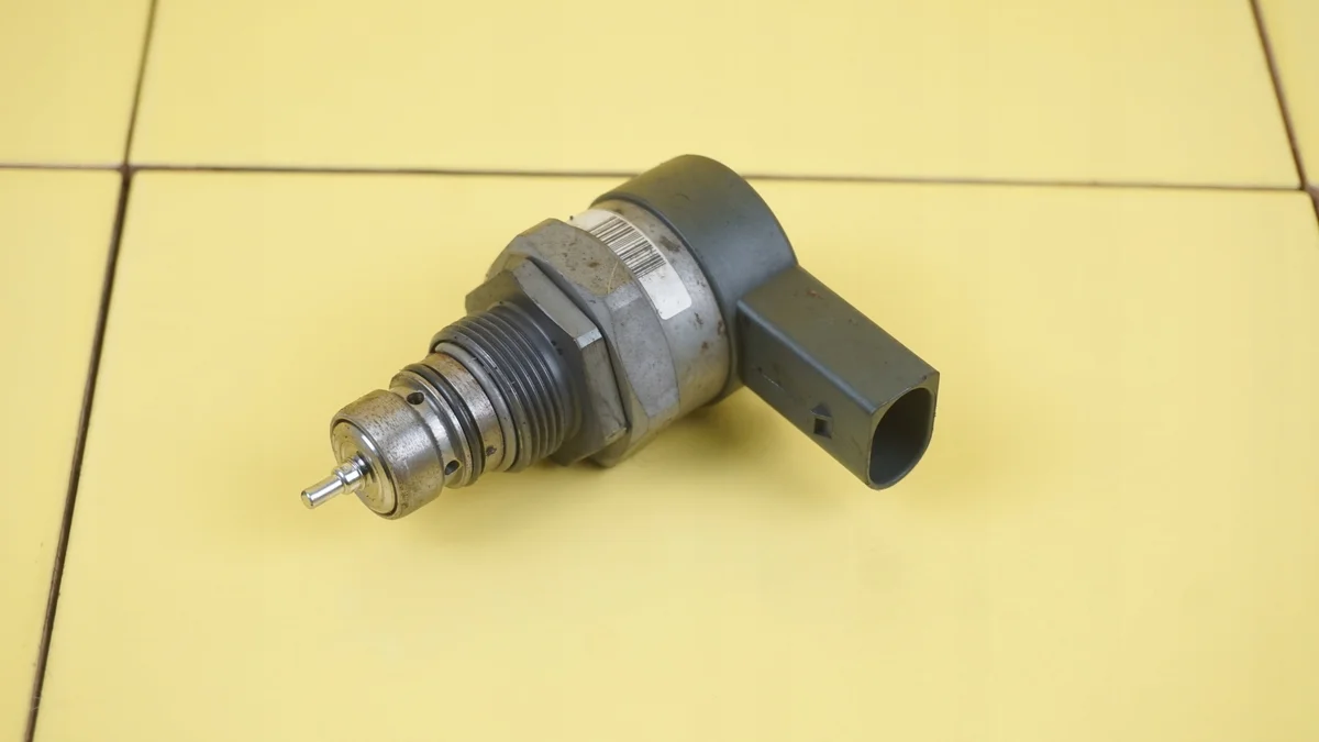 Audi 057130764AB Valve Pression Carburant image 3
