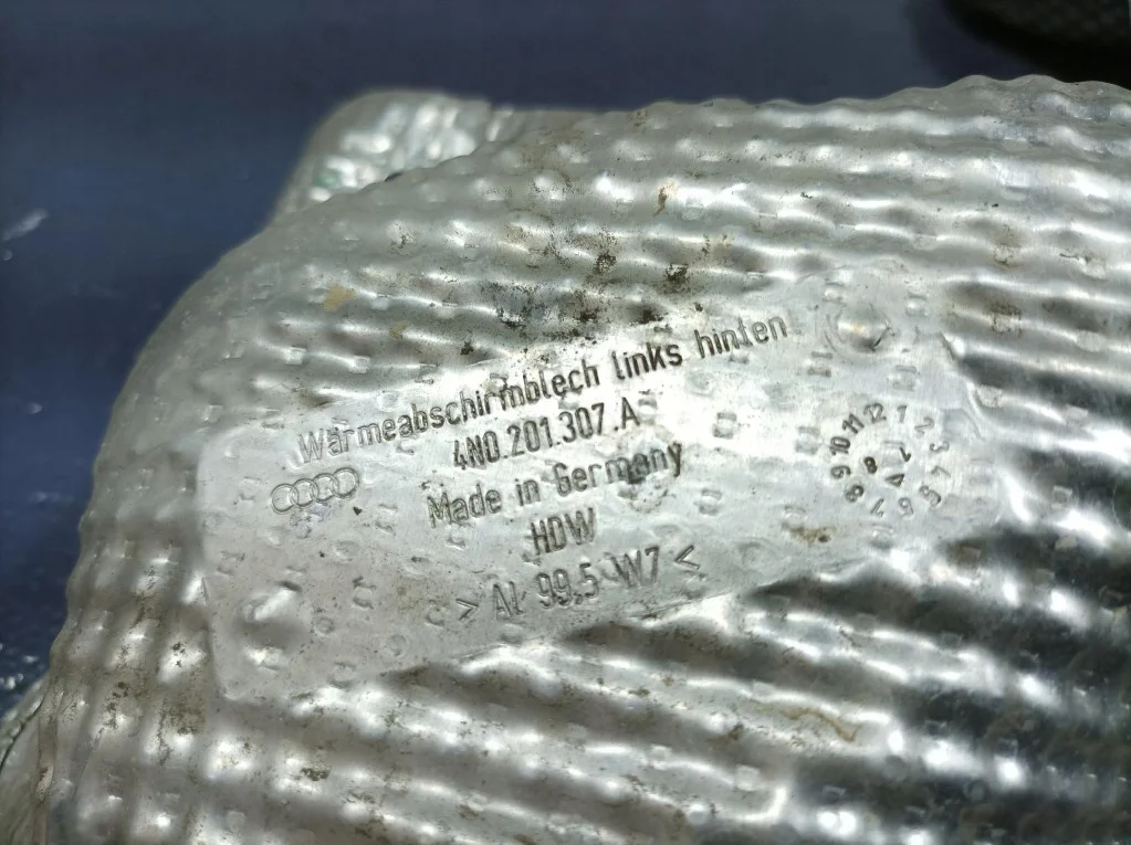 Audi A8 D5 Hitte schilden achter 3 stuks image 3