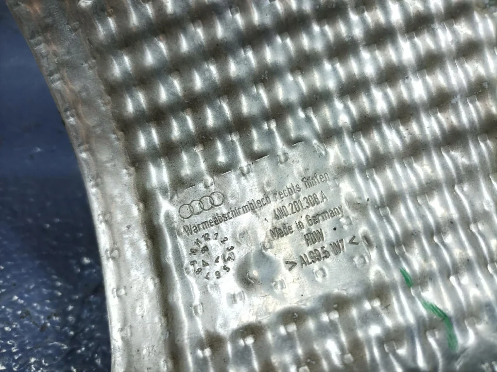 Audi A8 D5 Hitte schilden achter 3 stuks image 4