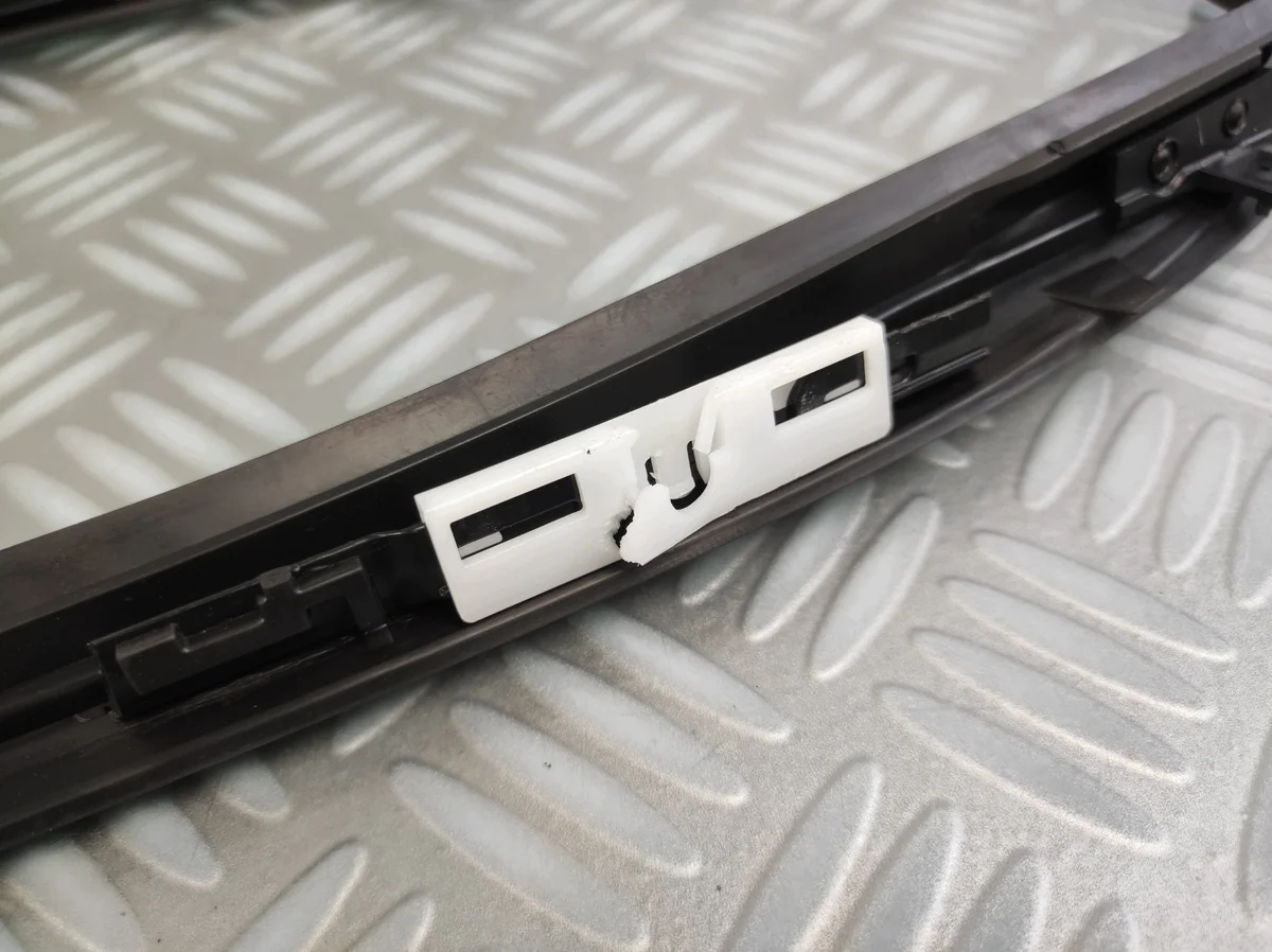 Listello parabrezza Toyota Mirai II 20- usato image 9