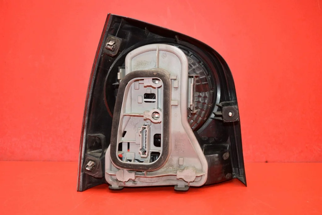 Feu arrière gauche VW Polo 4 9N 05-09 image 3