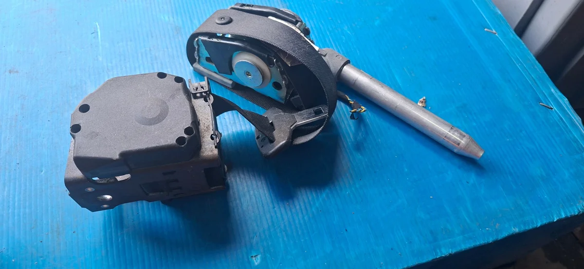 Gurtstraffer hinten rechts BMW E65 S3913283701X image 3