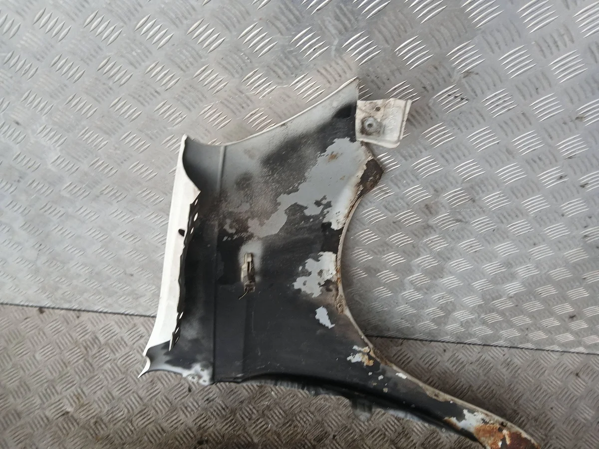 Toyota Yaris I Kotflügel vorne links gebraucht image 9
