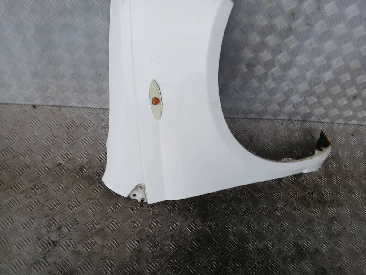 Toyota Yaris I Kotflügel Rechts Vorne Gebraucht image 4