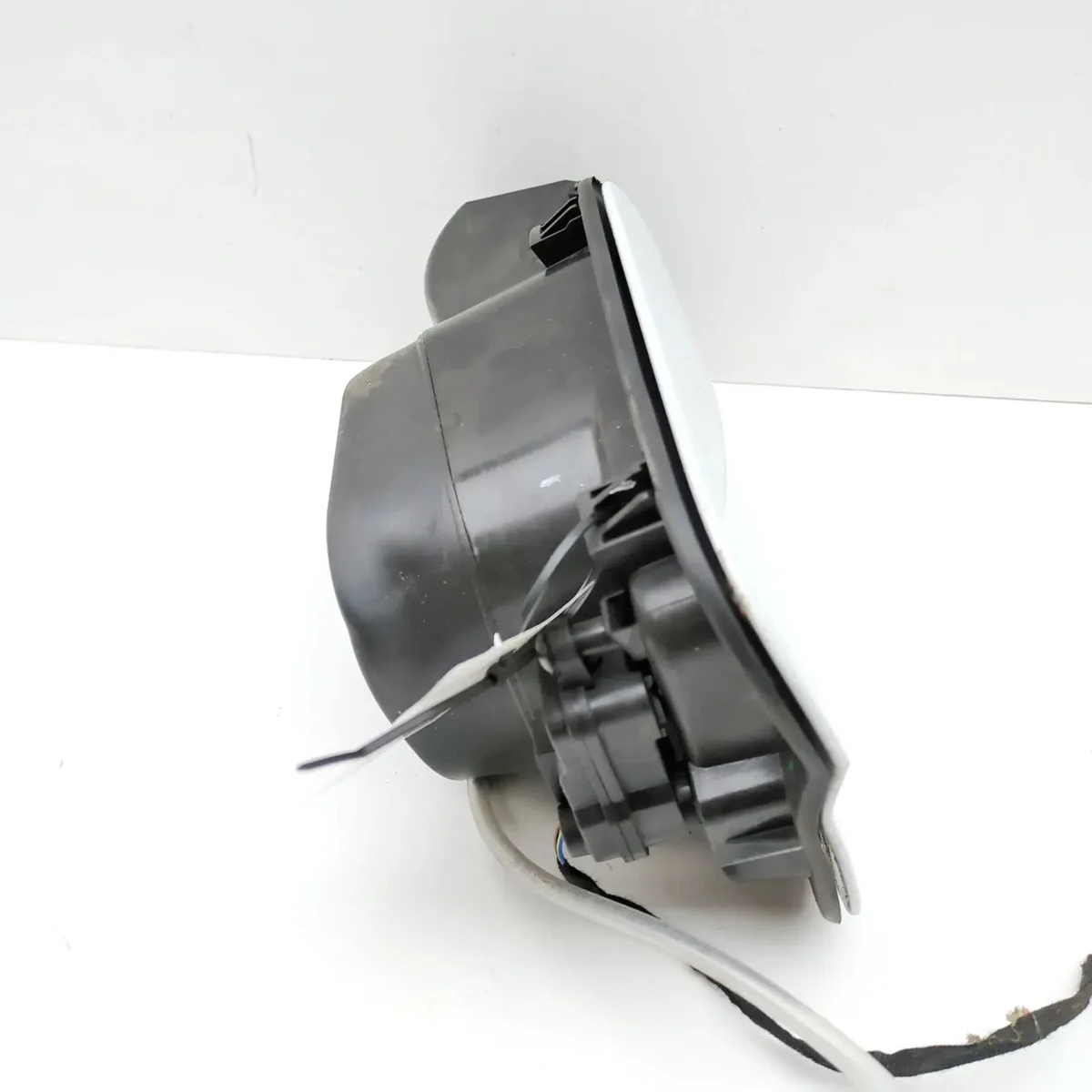 Polttoainetankin luukku Skoda Karoq 8V0862159A image 4