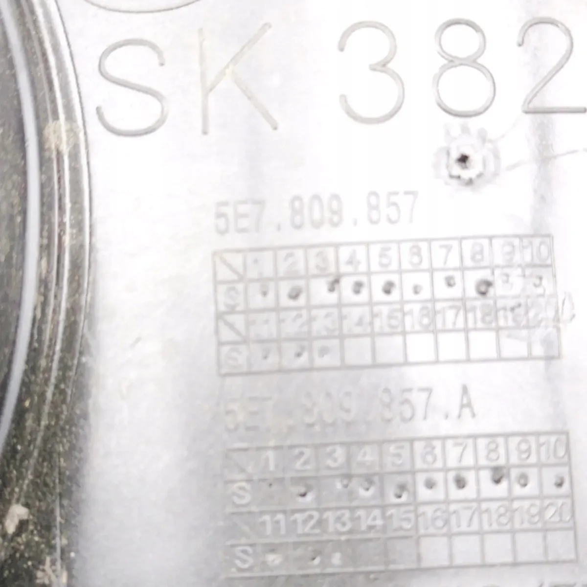 Polttoainetankin luukku Skoda Karoq 8V0862159A image 5