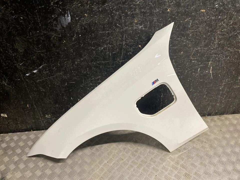 Lokari BMW 3 2021 vasen puoli