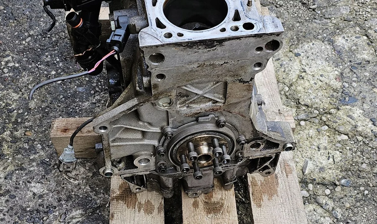Bloco Motor VW Touran 2.0 FSI BLR Usado image 3