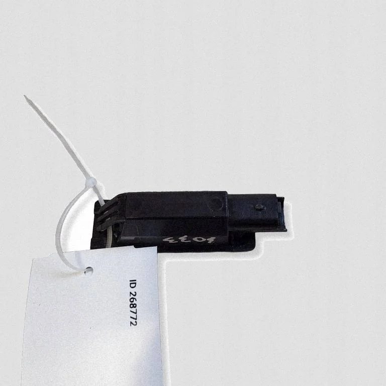 Luz matrícula Peugeot 508 OEM 03820900 image 3