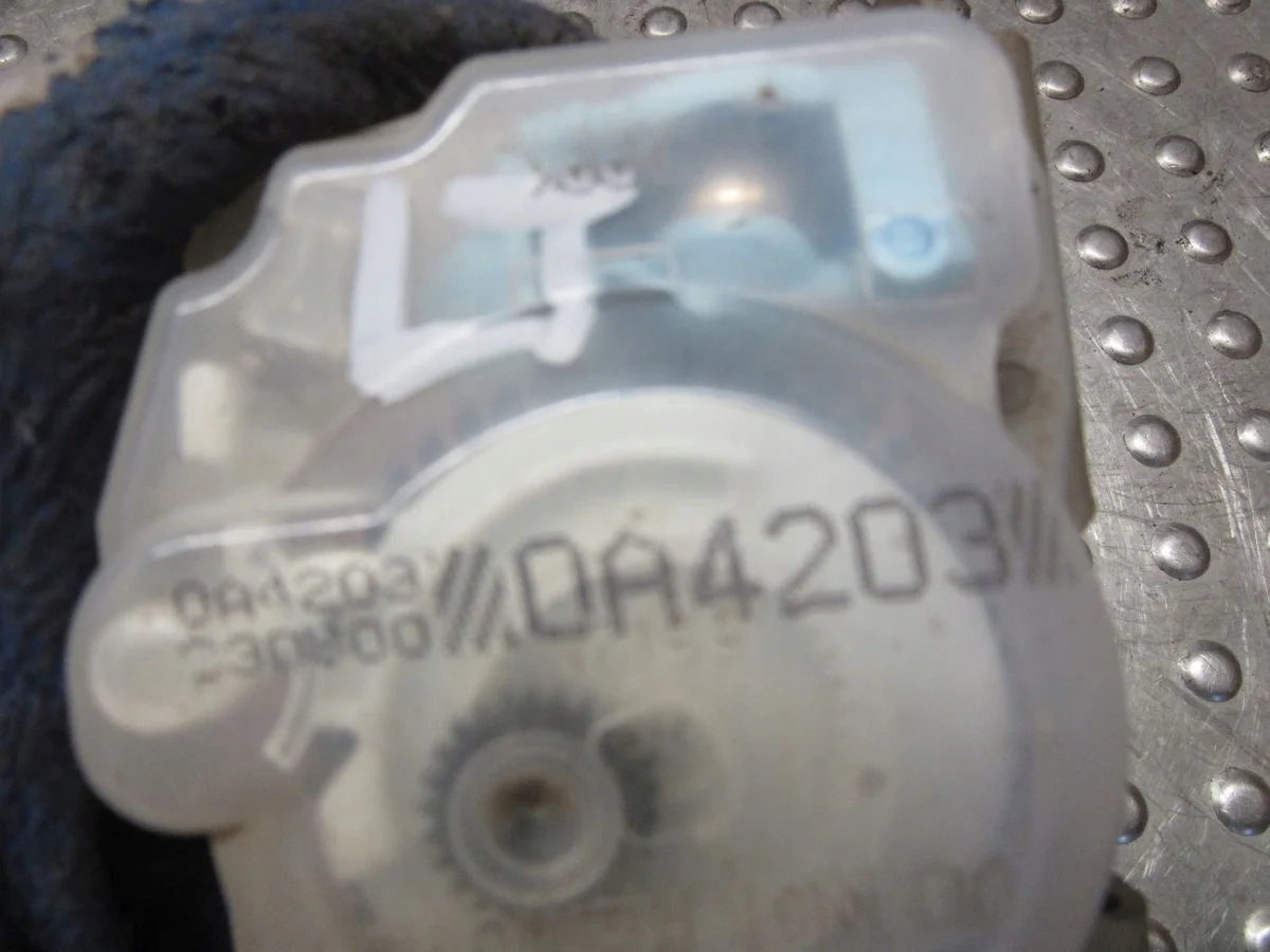 Toyota Sequoia 03 turvavyö taka OE2025-114253 image 7