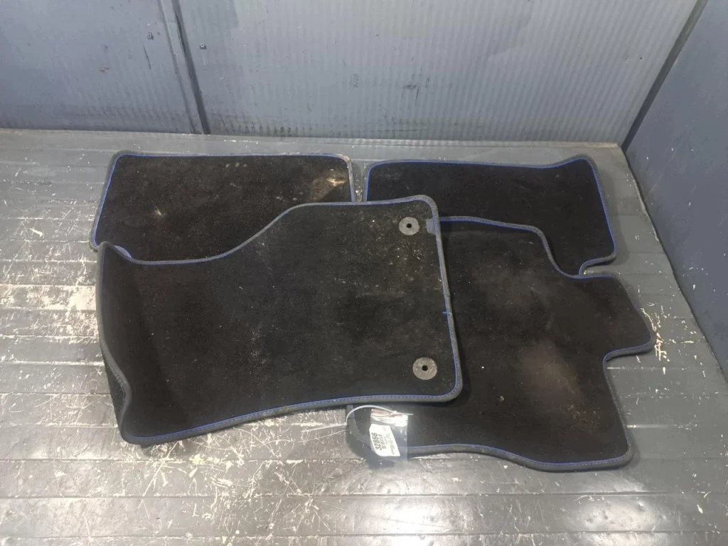 VW Golf VIII Kombi R-Line Fußmatten W-32866-