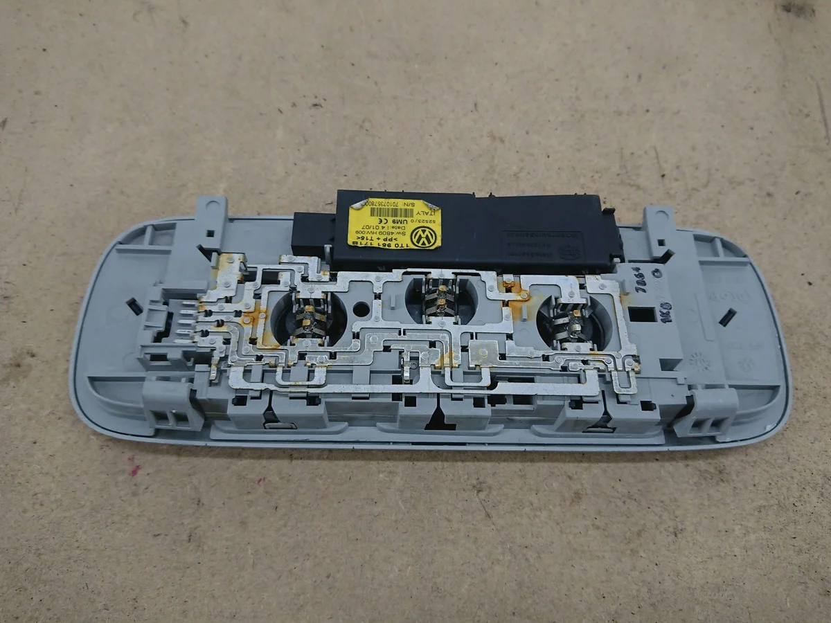 VW Touran 1T0 Licht für Sitz vorne gebraucht image 6