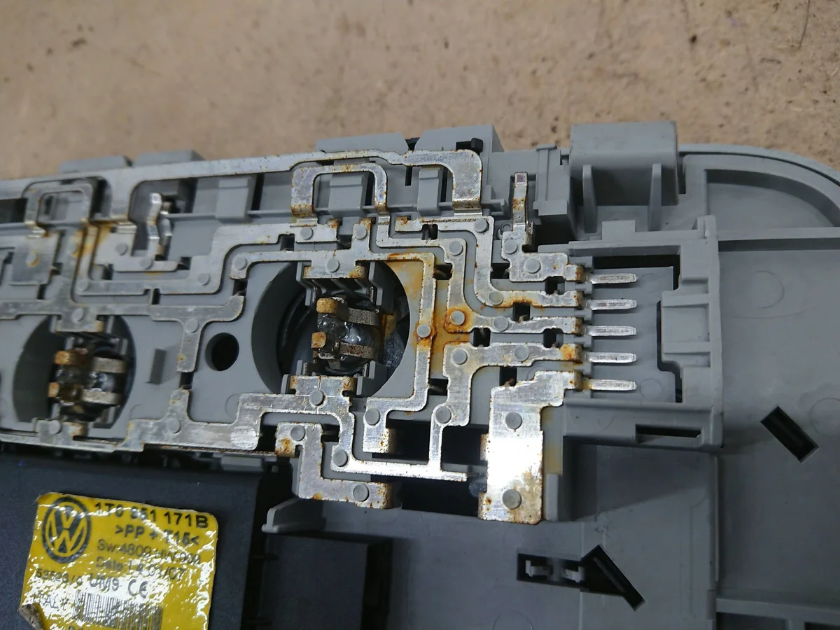 VW Touran 1T0 Licht für Sitz vorne gebraucht image 7