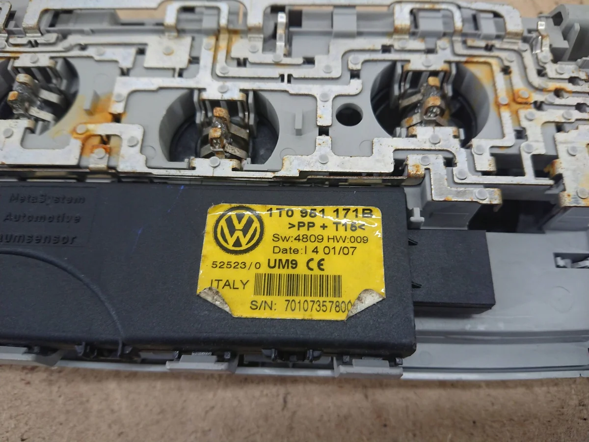 VW Touran 1T0 Licht für Sitz vorne gebraucht image 9