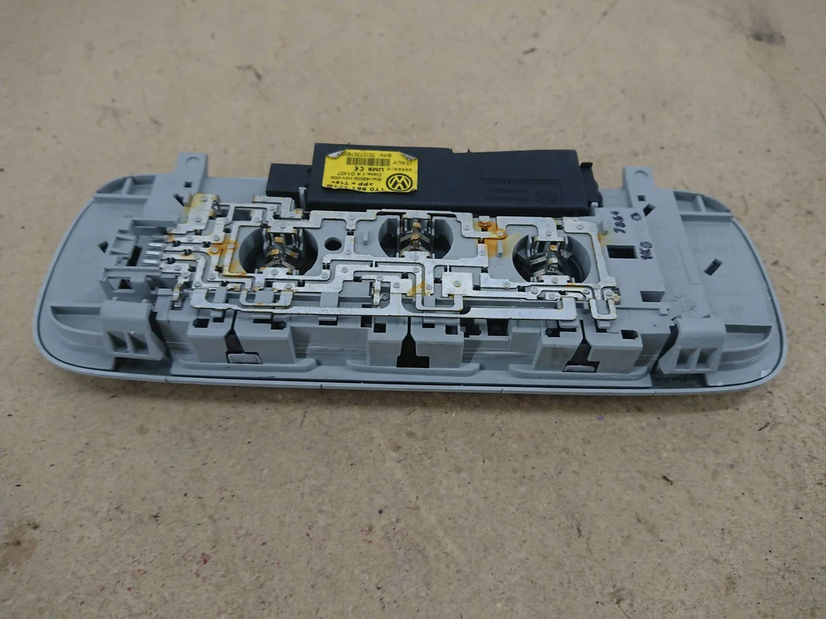 VW Touran 1T0 Licht für Sitz vorne gebraucht image 10
