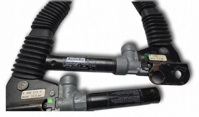 BMW 3 E46 främre bältesklämma 563067417B