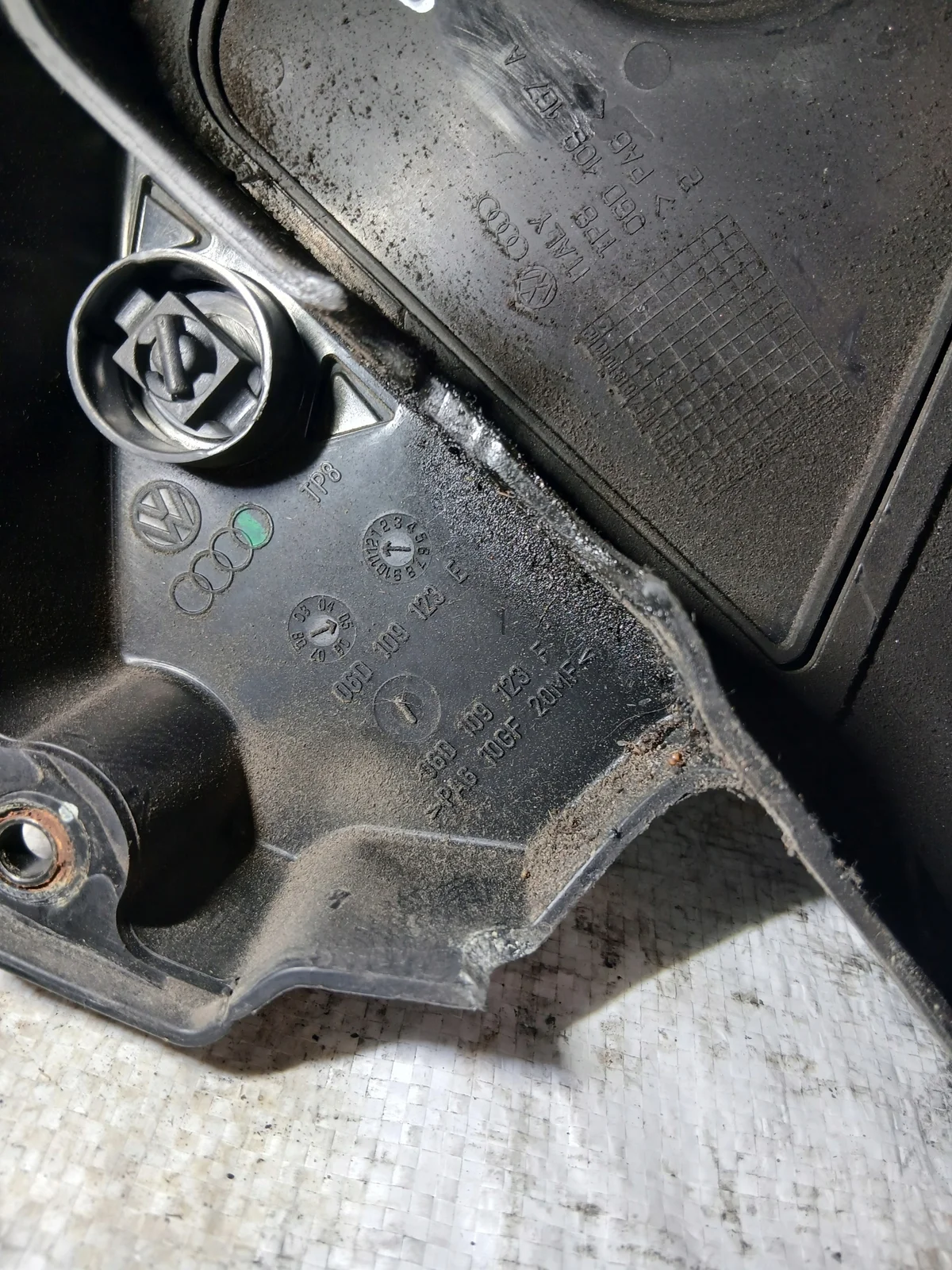 Boîtier de distribution VW Passat B6 06D109167A image 5
