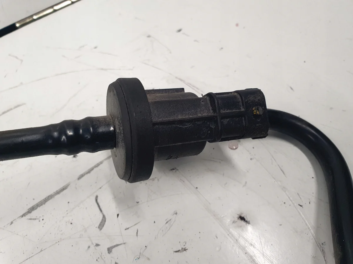 Ford Fiesta MK7 1.0 P4JB Kraftstoffleitung Sensor image 3