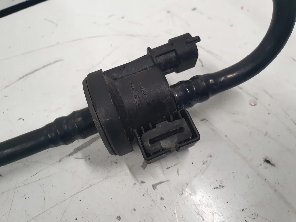 Ford Fiesta MK7 1.0 P4JB Kraftstoffleitung Sensor image 4