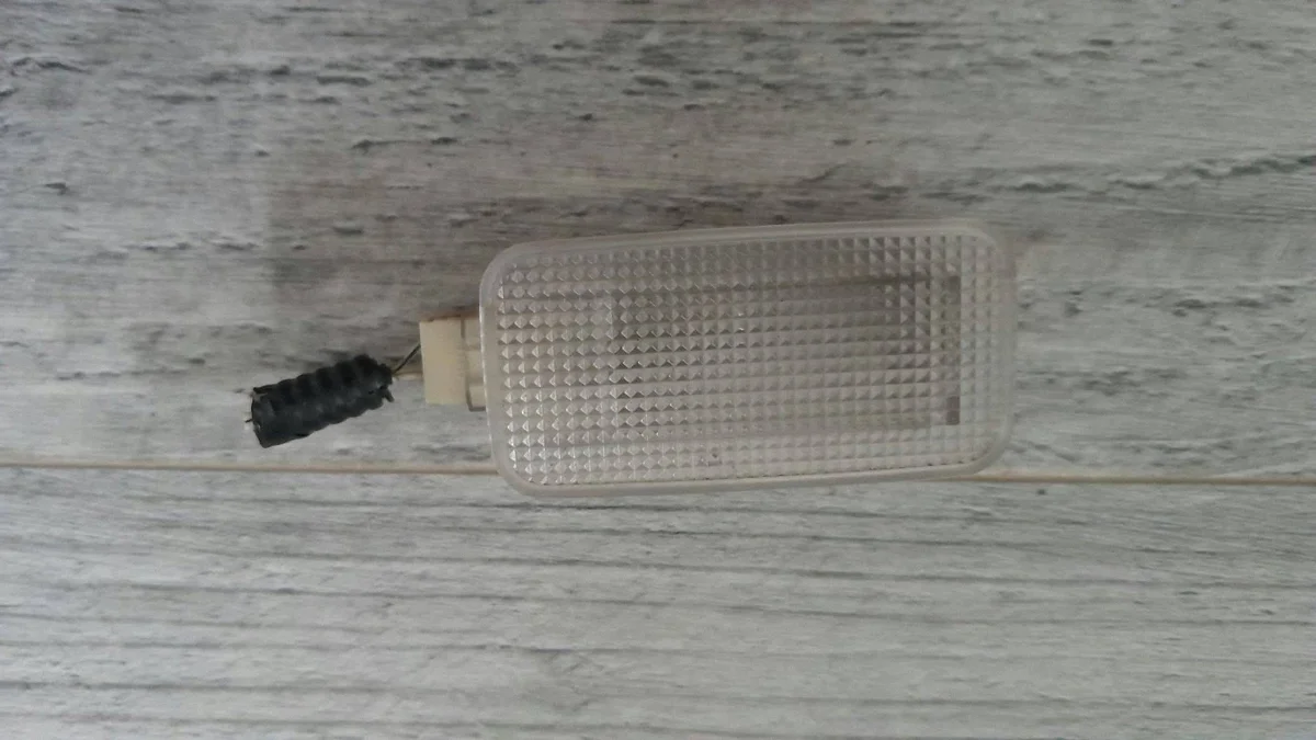 Lampe coffre Toyota Corolla Verso II 81338-05021