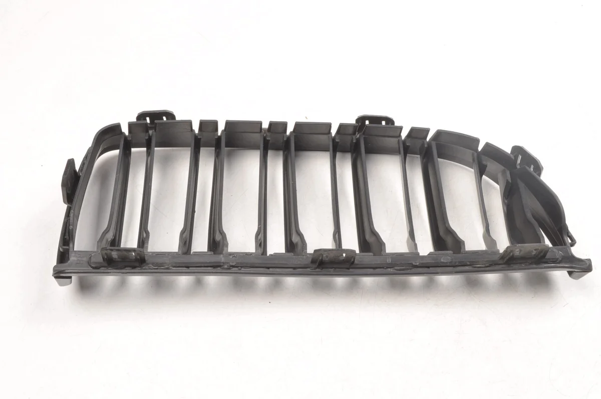 Griglia anteriore BMW E90 E91 usata image 4