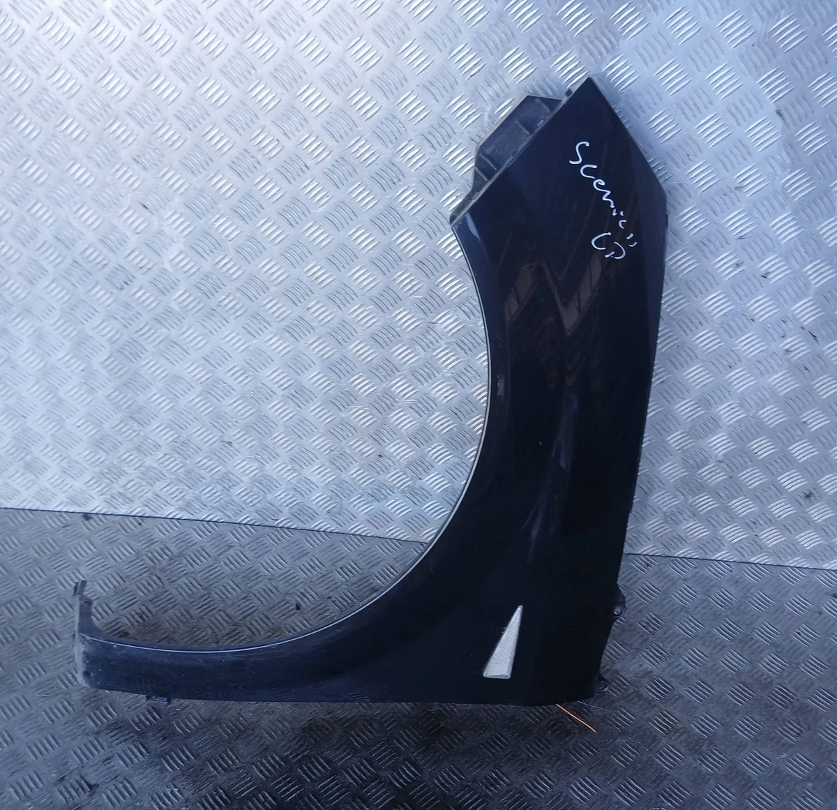 Etulokasuoja Renault Scenic II vasen käytetty