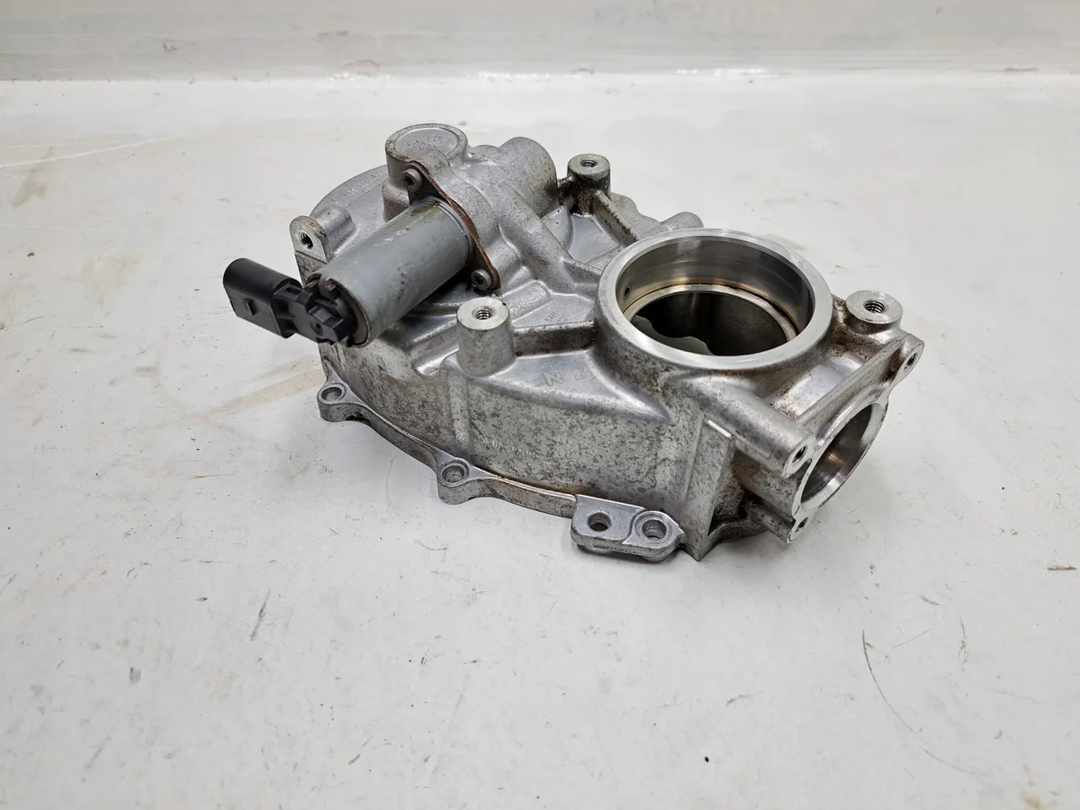 Boîtier de distribution Audi VW 2.0 TFSI 06F103530T image 4