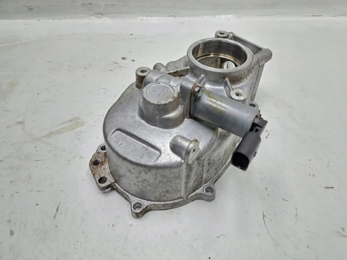 Boîtier de distribution Audi VW 2.0 TFSI 06F103530T image 5