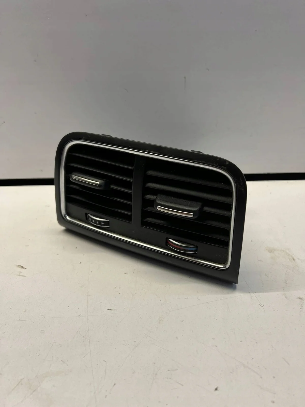 Audi A4 S4 B8 ilmastointiritilä 8K0819203H