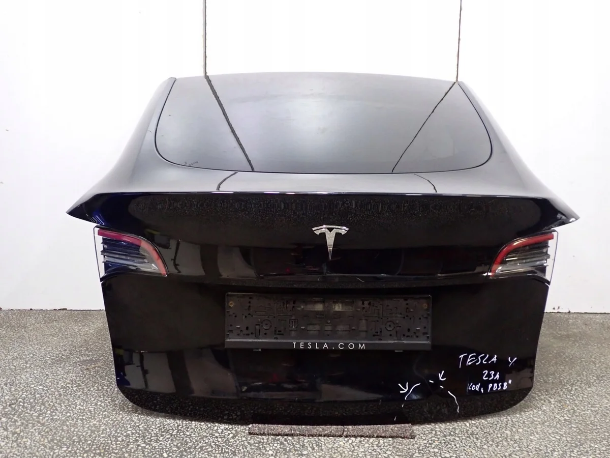 Bagklucka Tesla Y komplett begagnad