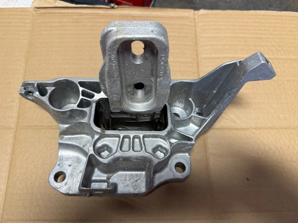 Motorfäste Citroen Peugeot 1.2EB-1.5BHDI 19- Vänster