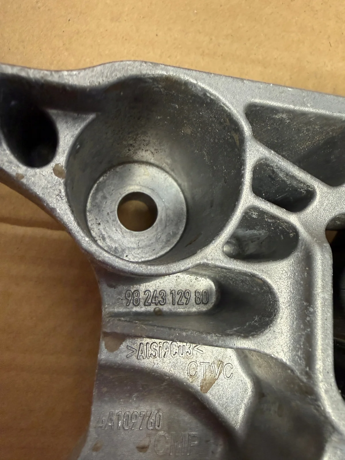 Engine Mount Left for Citroen Peugeot 9824312980 image 3