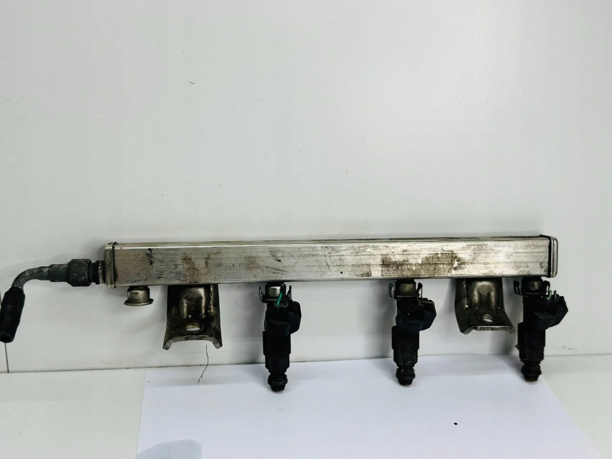 Ford Mondeo Mk III Injector Rail 4M5G9D280DA image 3