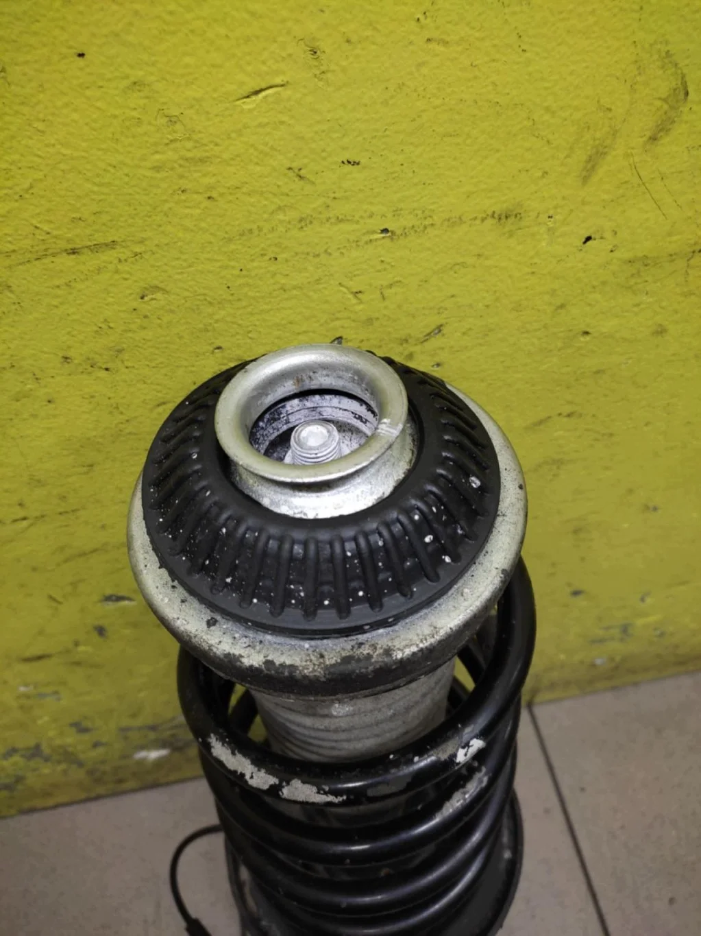 Opel Astra H Kombi McPherson links vorne image 4