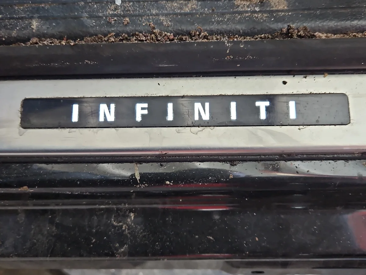 Infiniti QX30 kynnyslista vasen/oikea
