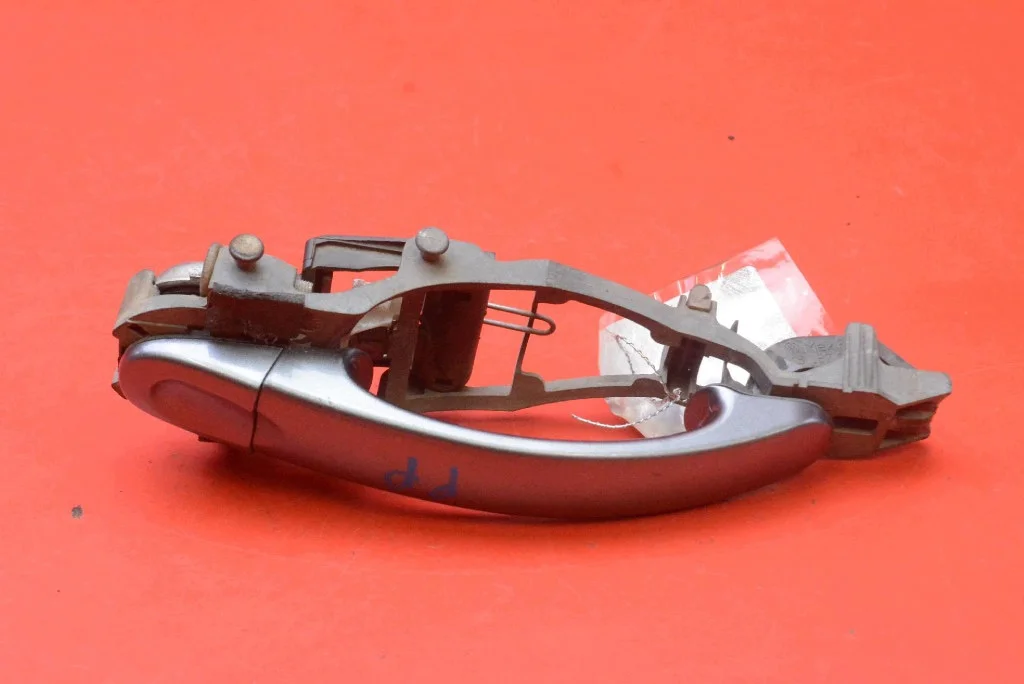 Poignée de porte avant grise VW Jetta 5 (1K0837886)