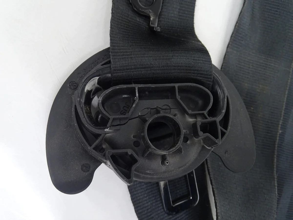 Sicherheitsgurt Vorne Links VW Passat B8 3G image 3