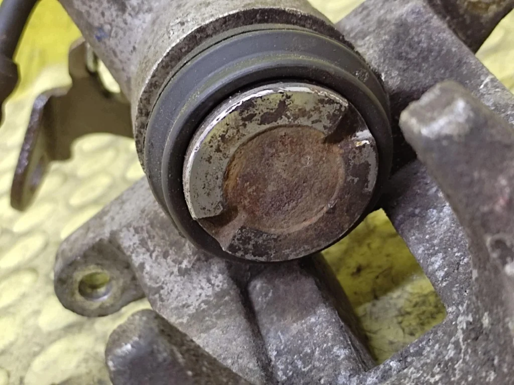 VW Passat B5 1.9 TDI Bremssattel Rechts Hinten image 5