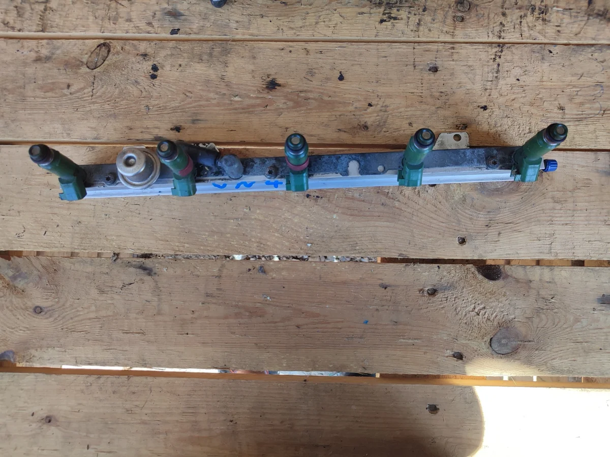 Volvo V70 II 2.4T Rampe d'injection