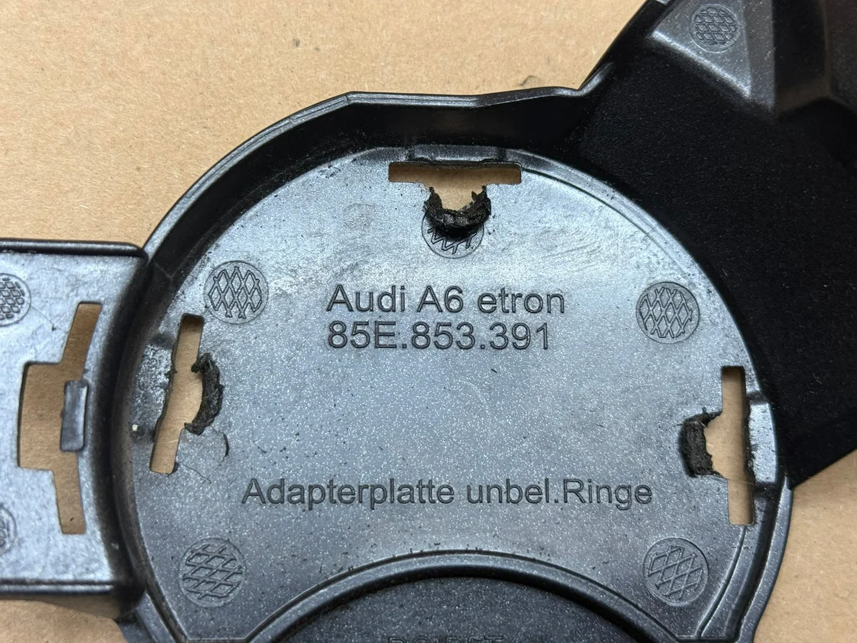 Audi A6 E-Tron 85E Suporte Emblema Grade Dianteira image 7