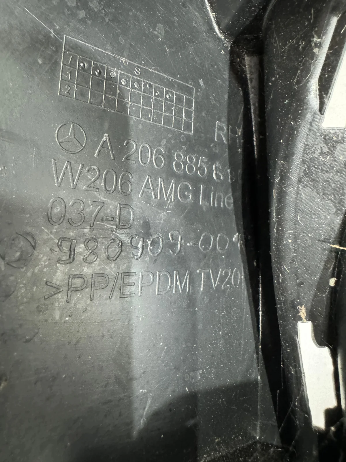 Mercedes C W206 etulippa oikea käytetty image 3